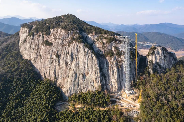 除了自动扶梯,宁波市象山县灵岩山风景区还有一键直达山顶的垂直电梯.