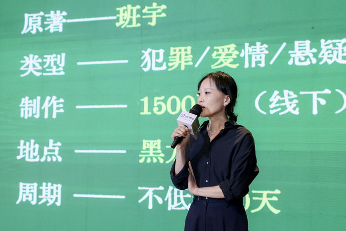 《枪墓》的陈述者在介绍项目。图片来源：平遥国际电影展