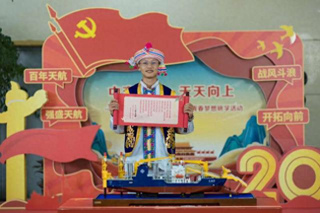 怒江学生与大国重器船模合影留念。中交天航局供图
