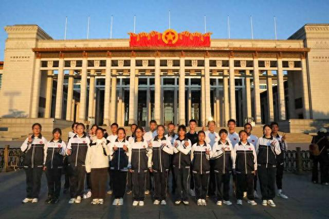 怒江中学生走出大山来到北京。中交天航局供图