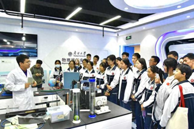 学生们在南开大学实验室听大学老师讲课。中交天航局供图