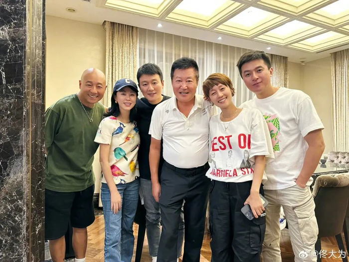 来了,扮演华子的朱雨辰和他哥们儿猪头的扮演者周晓鸥