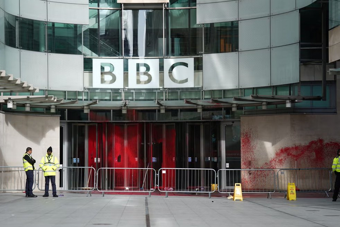 BBC总部大楼被喷涂红色油漆，伦敦警方设置路障 图自英媒
