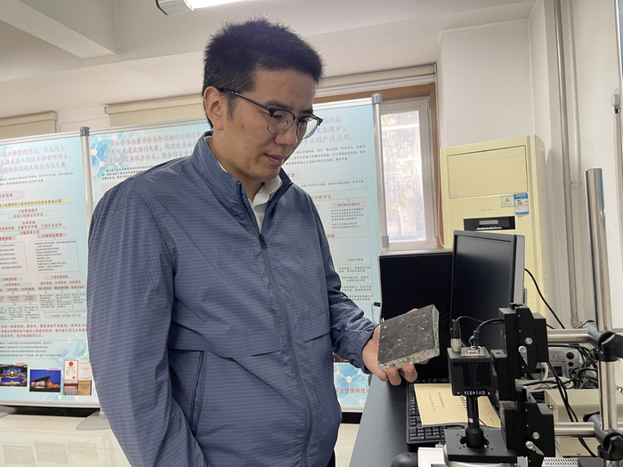 王振地在实验室观察混凝土的微结构。新京报记者 吴婷婷 摄