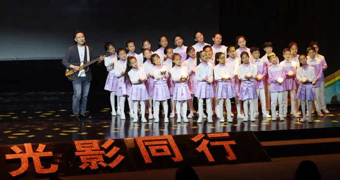 首映式上，马兰花儿童声合唱团与阿珘一起唱响《爱上保定小院》主题曲《我的保定小院》。王田明 摄