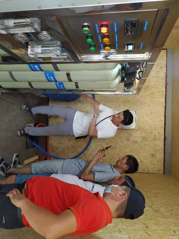 项目技术人员给吉尔吉斯斯坦当地的工作人员进行技术培训。受访者供图