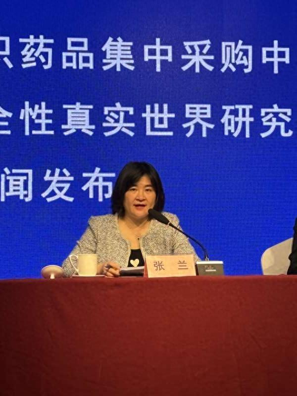 课题组组长、首都医科大学宣武医院药学部主任张兰在发布会上介绍研究结果。中青报·中青网记者 刘昶荣/摄