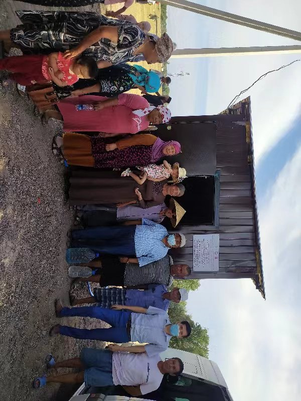 我国的项目技术人员与吉尔吉斯斯坦当地村民合影。受访者供图