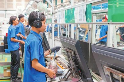 长虹印尼电器有限公司工厂里的电视生产线。