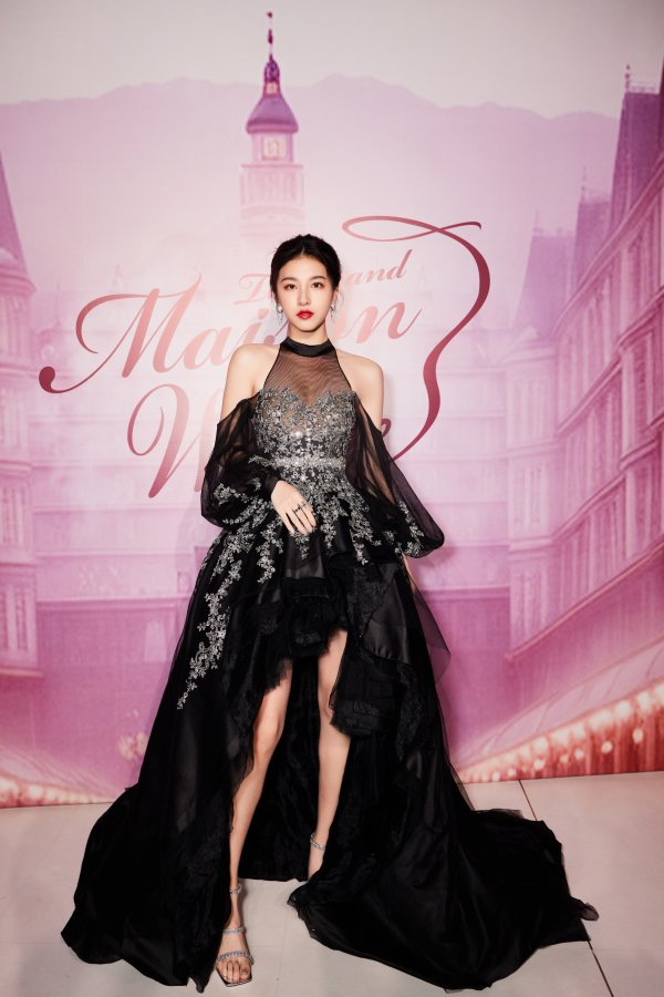 演员杜若溪薇妮体雕品牌联合创始人顾建华先生(中),薇妮体雕全国运营