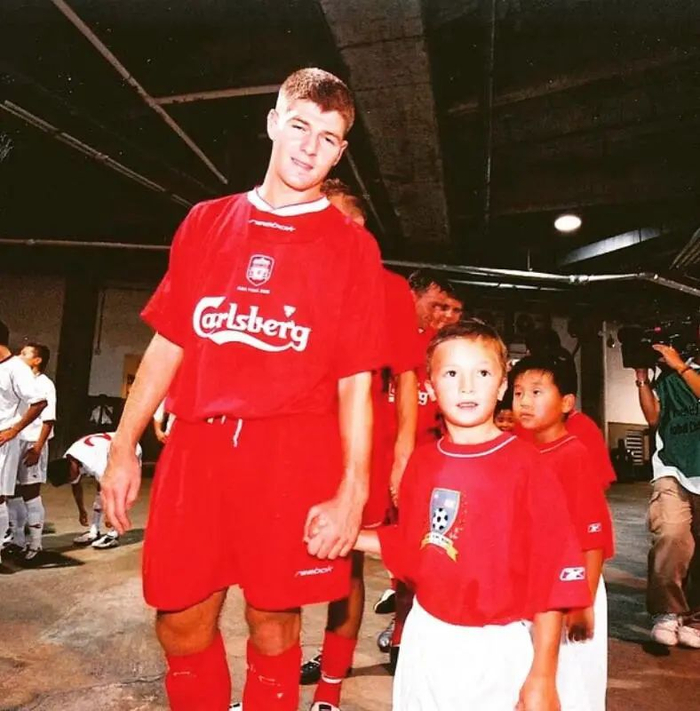 安永佳担任杰拉德的球童。