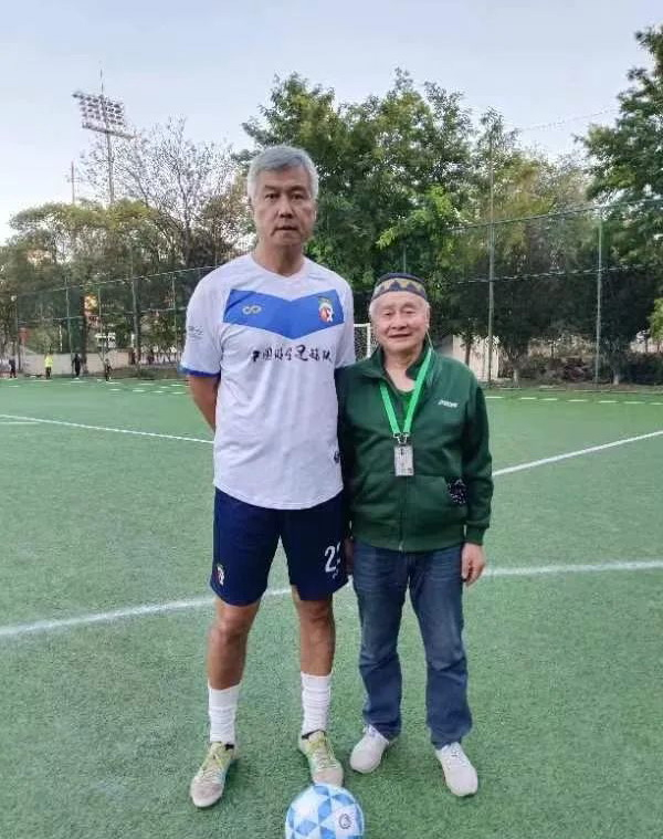 高峰风采依旧,国足参加世界杯门将满头白发|江津|足球队|国足_新浪