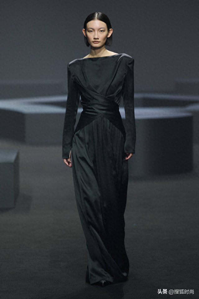 52岁瞿颖走秀状态满分做辣条的卫龙再度跨界时尚圈