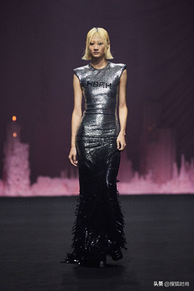 52岁瞿颖走秀状态满分做辣条的卫龙再度跨界时尚圈