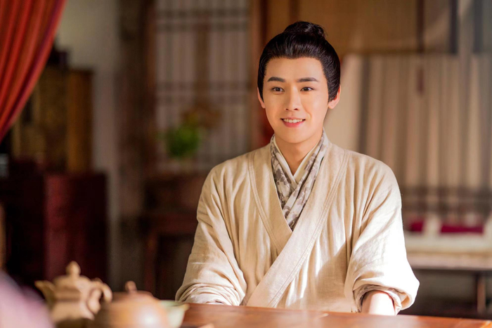 任豪饰演路不平时，会随时观察前辈演员的表演细节。  受访者供图