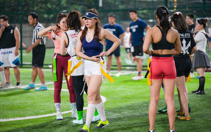 2022年7月，在山东济南的一处笼式足球场内，聚集了30多名腰旗橄榄球爱好者。  资料图/IC photo