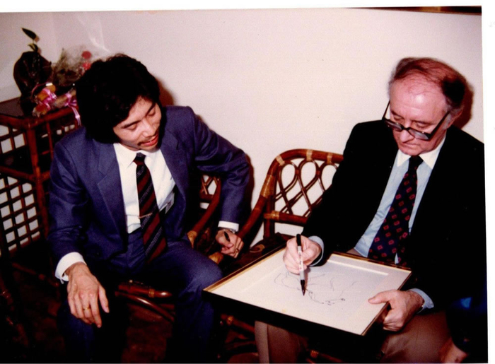 1983年，周令飞在台北巨匠画廊会见法国当代画家。