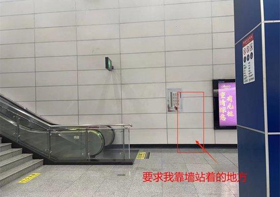    小何从成皆地铁锦城广场站下车后，被要求耸峙恭候的所在。