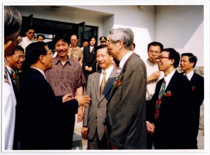 2001年，周令飞和父亲周海婴访问上海鲁迅纪念馆。