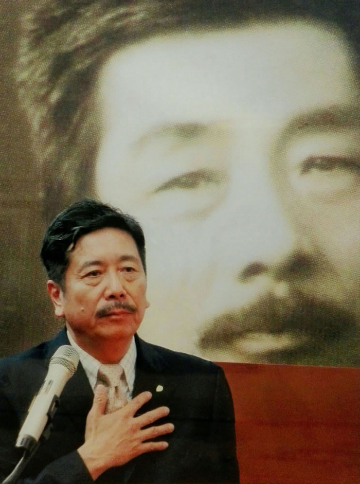 周令飞在上海市鲁迅中学。