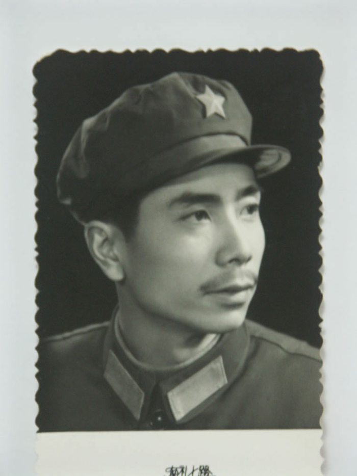 1976年，当兵时期的周令飞。