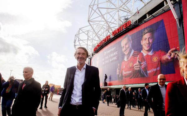 吉姆·拉特克里夫爵士（中）。