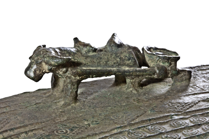 ▲冷水冲型铜鼓鼓面牛拉撬立饰。（王梦祥 摄）