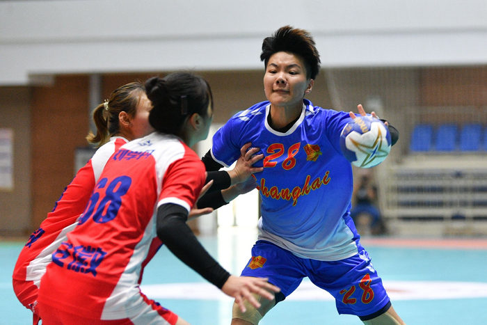 10月18日,安徽队球员赵若妍(右一)在比赛中射门.