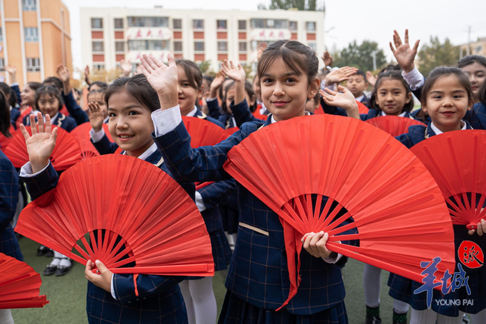 【图集】教室墙上的《广州塔》剪纸,凝结着喀什孩子的广东情|广东省