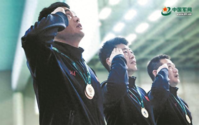 解放军体育代表团获得男子25米手枪军事速射团体冠军。图为我军运动员在颁奖仪式上。李 哲摄