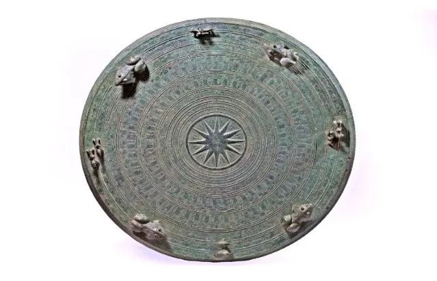 ▲十二芒冷水冲型铜鼓（面径87.8-89厘米，身高66.5厘米，年代约为南北朝） 广西民族博物馆藏。（王梦祥 摄）