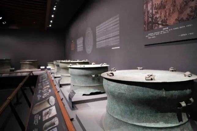 ▲广西民族博物馆展出的铜鼓。（陆秋燕 摄）