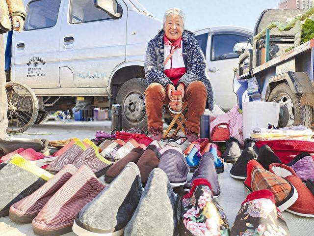 有人预订,她就掏出纸笔记录鞋码和电话,添加顾客微信,还会录视频发抖