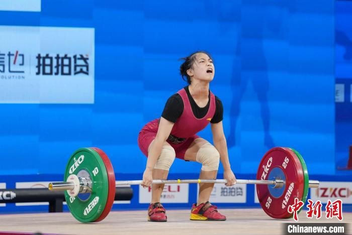 中新网记者 杨华峰 摄云南选手杨丽在2023年全国举重冠军赛女子45