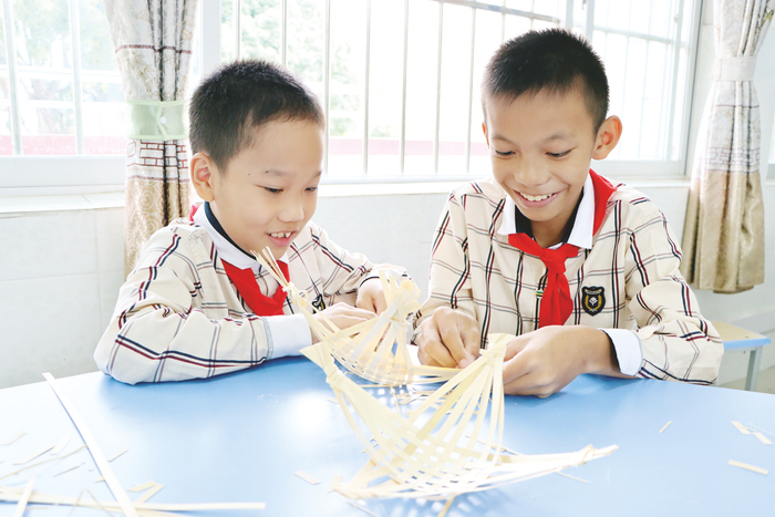     南宁市西乡塘小学将竹编技艺引入课堂。 （黄丽 摄）