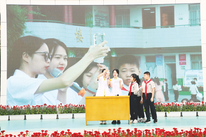     南宁市逸夫小学学生参与滴水不漏实验互动。 （岑垚 摄）