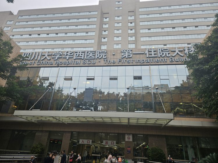 18日，被狗咬伤的2岁女童涵涵正在华西医院接受进一步治疗。记者 李文滔 