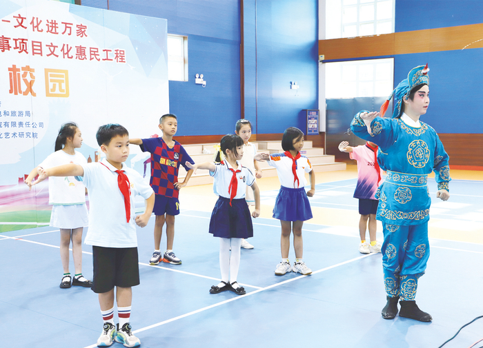     南宁市越秀路小学学生学习戏剧表演动作。 （劳雅倩 摄）
