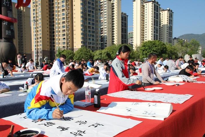 铜仁市2023年中小学师生民族团结杯现场软笔书法比赛在印江举行