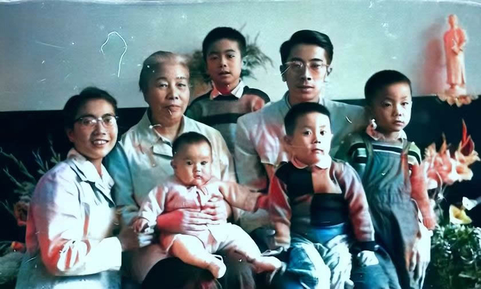 1961年，许广平和儿孙。