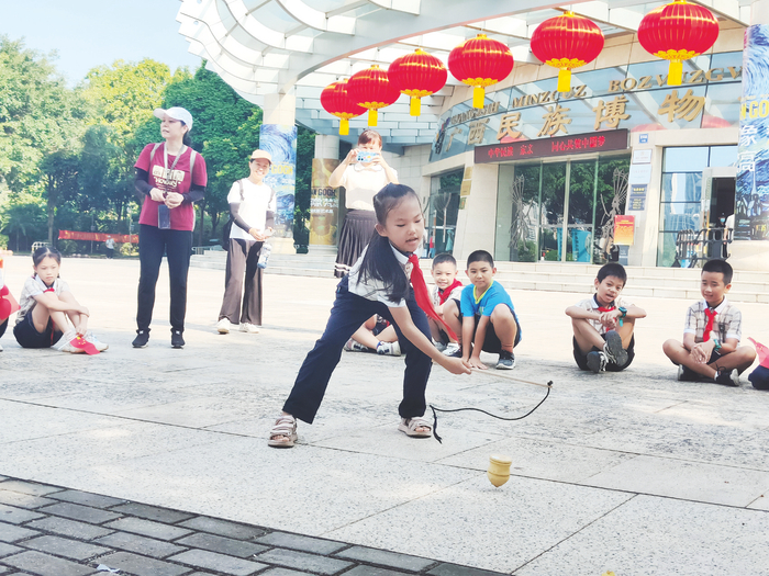     南宁市秀田小学恒大新城分校学生打陀螺。 （杨可莹 摄）
