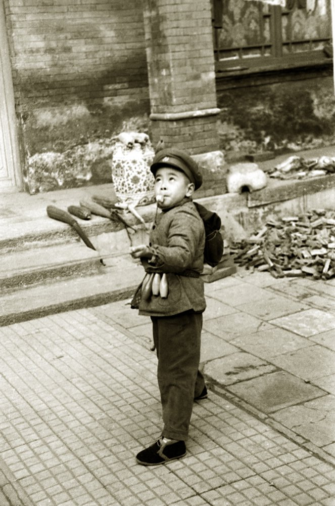 1960年，小时候的周令飞穿军装。