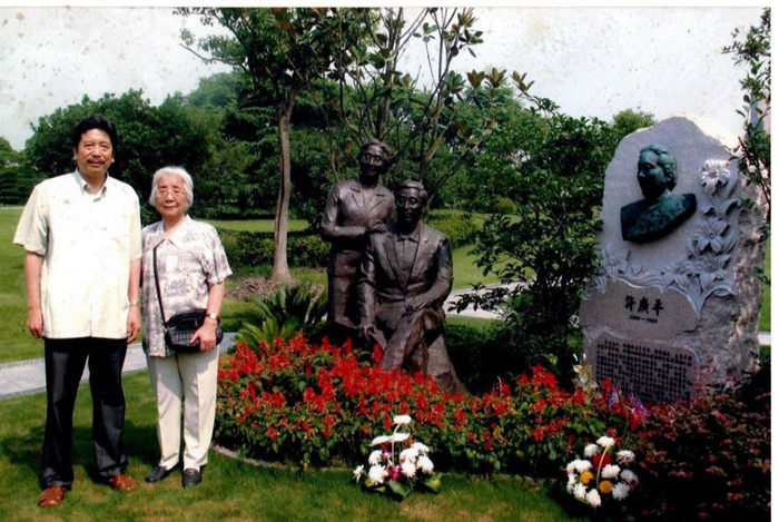 周令飞和母亲在周海婴上海墓前。