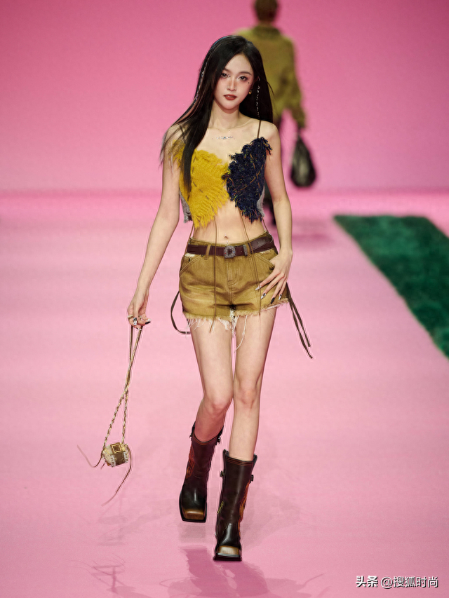 52岁瞿颖走秀状态满分,做辣条的卫龙再度跨界时尚圈|卫龙|瞿颖|时装秀