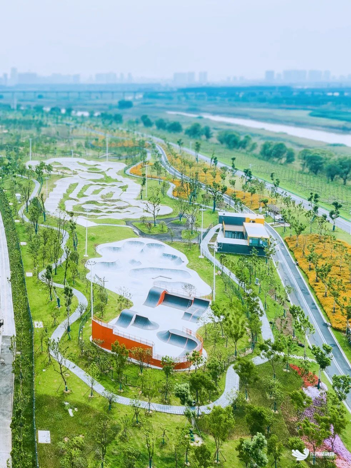 清晨在黄塘湖公园绿道散步骑行,倾听湖畔的风,沐浴温和的光.