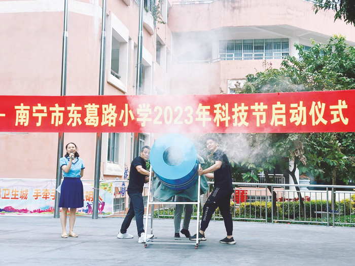     南宁市东葛路小学老师展示大型空气炮。    （桂洁 摄）