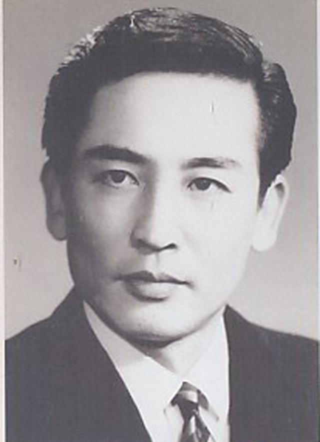 了专为培养电影明星的北京影艺学院,受教于王元龙(我国早期电影明星)