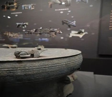 ▲铜鼓上的青蛙造型。