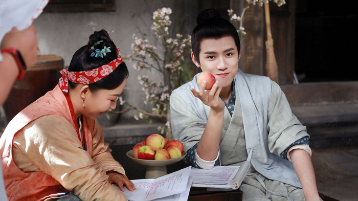 任豪与饰演佩兰的李嘉琦在对戏。  受访者供图