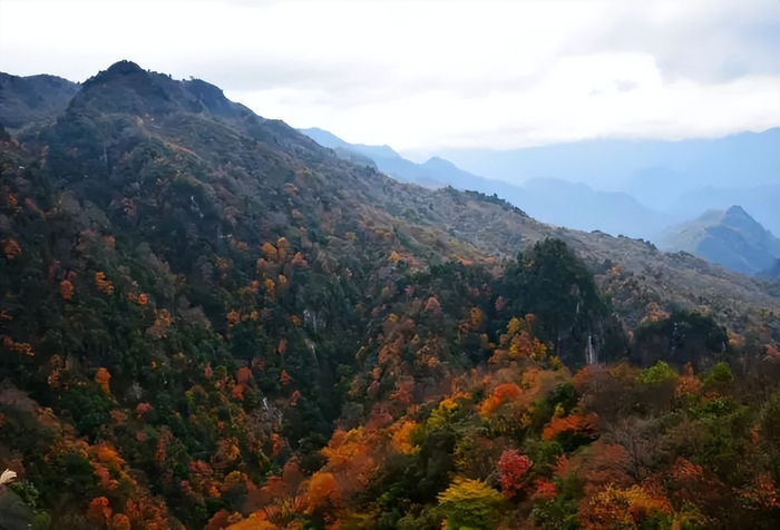 四川七彩光雾山